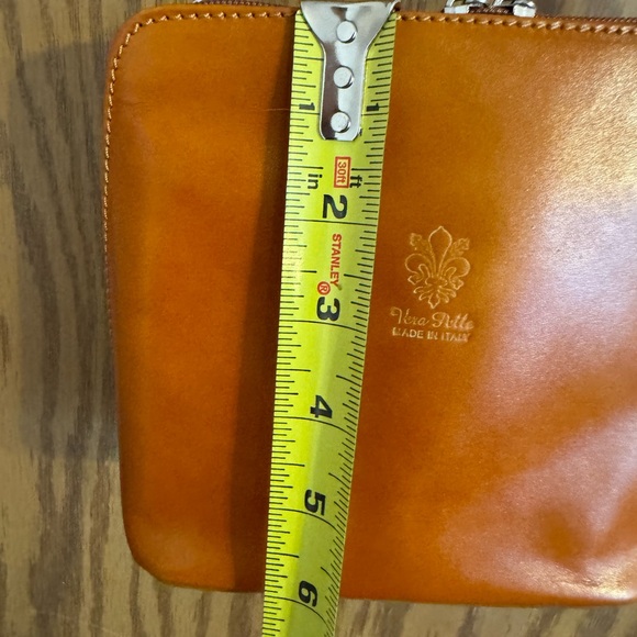 Vera Pelle Crossbody, Sling bag. Long Strap Color: Carmel Soft made in Italy. - Picture 12 of 16